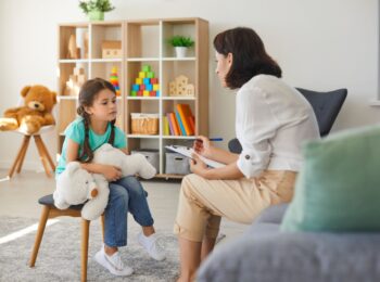 bambina dalla psicologa con peluche