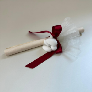 pergamena con confetti e nastro rosso abeo