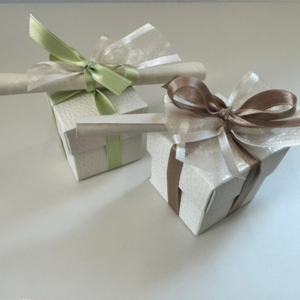 scatole di cartone bianca con confetti e pergamena abeo