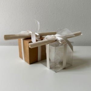 scatola di cartone e scatola di plastica con confetti e pergamena abeo