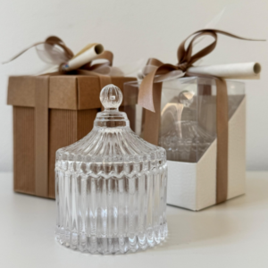 vasetto in vetro con coperchio con scatole e pergamena abeo