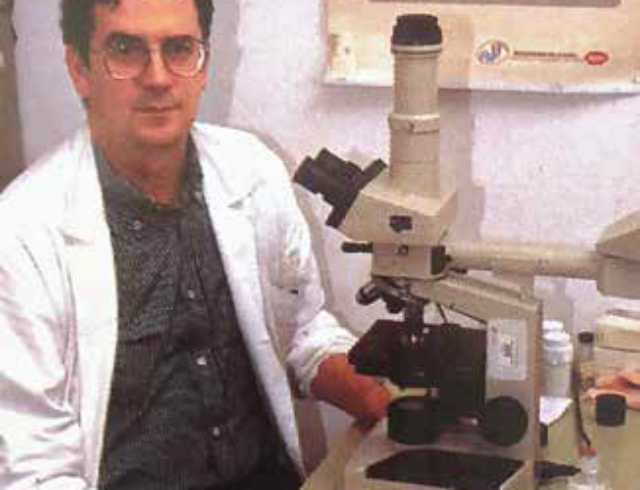 dottore con microscopio