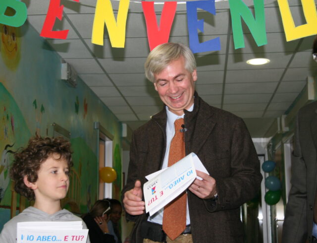 dottore con un giornale abeo in mano, un bambino e un uomo