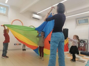 Danzaterapia con bambini e telo colorato