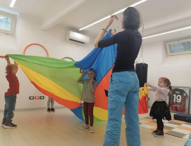 Danzaterapia con bambini e telo colorato