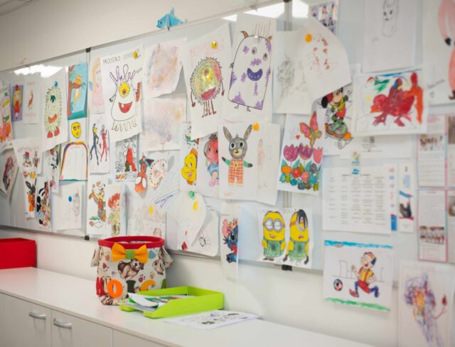 parete con disegni di bambino del reparto pediatrico