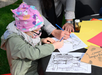 bambina che disegna
