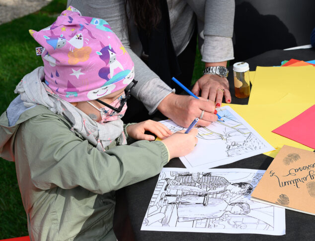 bambina che disegna