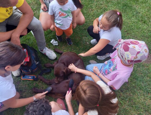 Attività di Pet Therapy per bambini con un cane