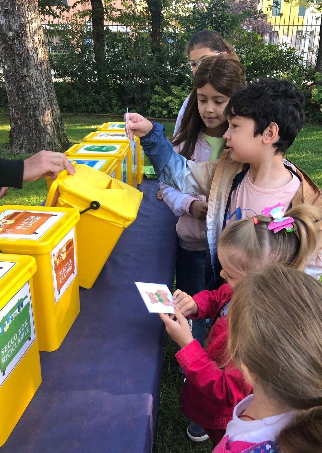 bambini durante un laboratorio sul riciclaggio