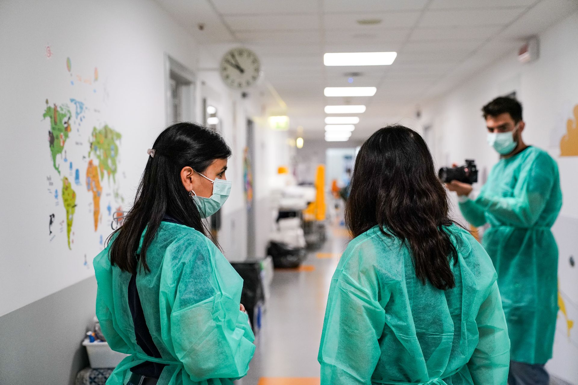 volontaria al fianco di un dottore in corsia di un ospedale