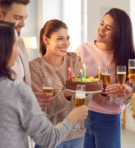 gruppo di ragazzi che festeggia un compleanno