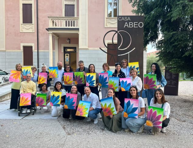 Volontari ABEO durante il laboratorio creativo a Villa Fantelli.
