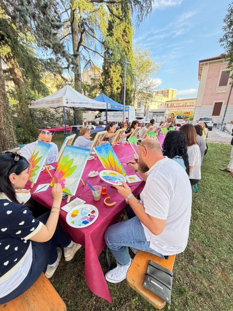 Volontari ABEO durante il laboratorio creativo a Villa Fantelli.
