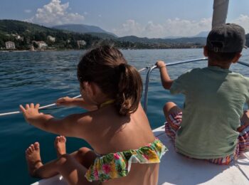 La Veleggiata sul Lago di Garda ha regalato alle famiglie di ABEO una giornata di emozioni, condivisione e Veleggiata sul Lago di Garda: una giornata speciale per le famiglie di ABEO