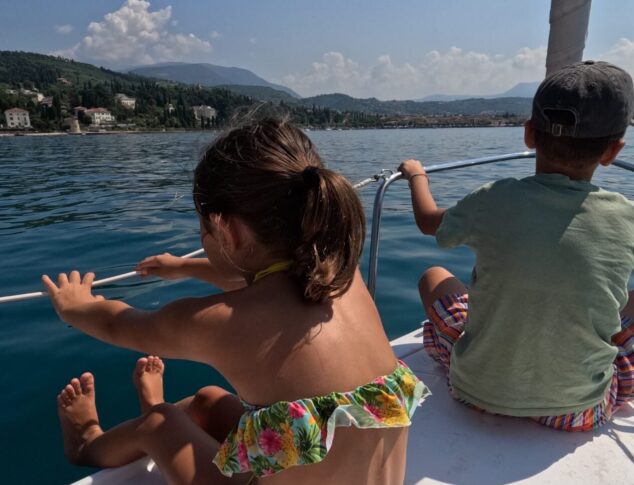 La Veleggiata sul Lago di Garda ha regalato alle famiglie di ABEO una giornata di emozioni, condivisione e Veleggiata sul Lago di Garda: una giornata speciale per le famiglie di ABEO